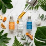 gota de sérum de vitamina C caindo de um conta-gotas com texturas de ácido hialurônico e elementos naturais ao fundo representando ativos cosméticos para a pele