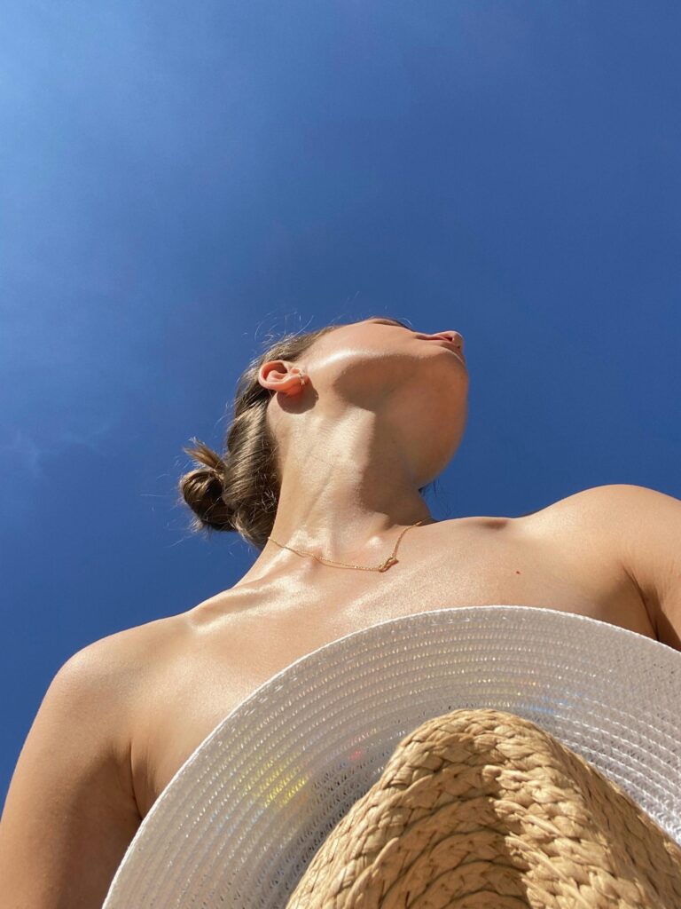 Close no rosto mostrando mancha marrom na pele e cuidados