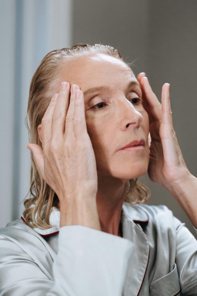 Rotina anti idade diária com aplicação de produtos de skincare
