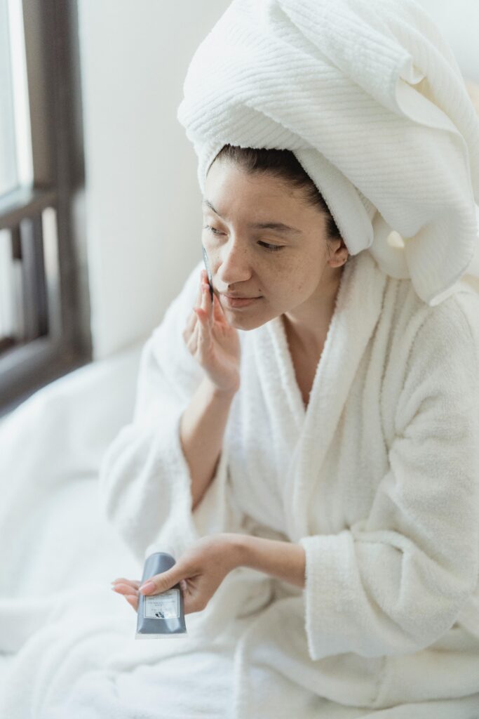 Aplicação de produto facial para reduzir manchas marrom na pele e uniformizar o tom