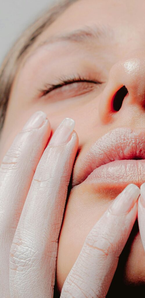 Técnica coreana moderna representando os tratamentos avançados de peeling e rejuvenescimento facial.