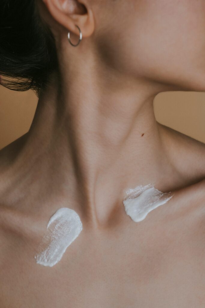 Ilustração da barreira cutânea fortalecida pelo postbiótico no skincare coreano