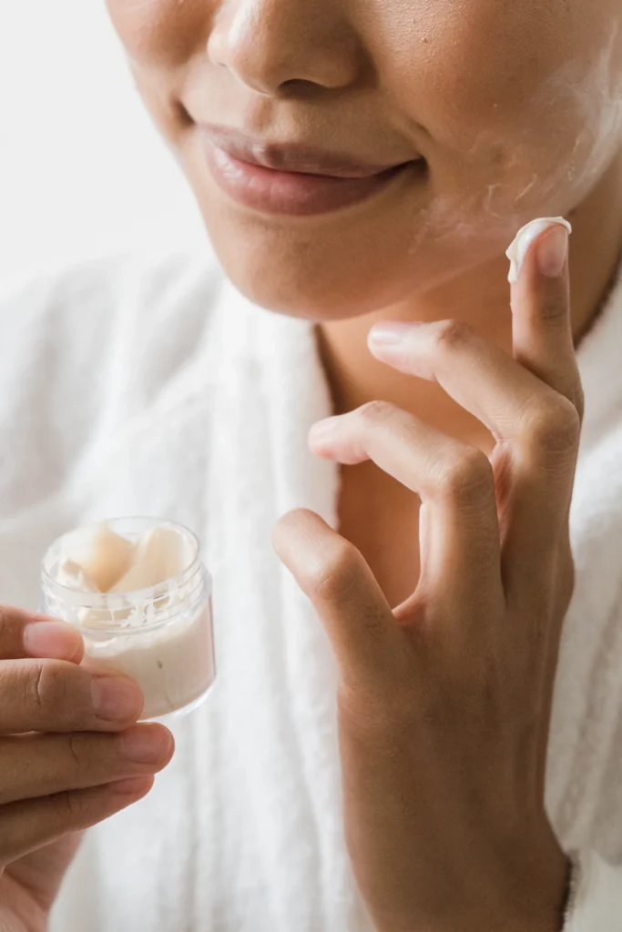 Mulher aplicando produto de skip care coreano no rosto com movimentos suaves para rotina de skincare
