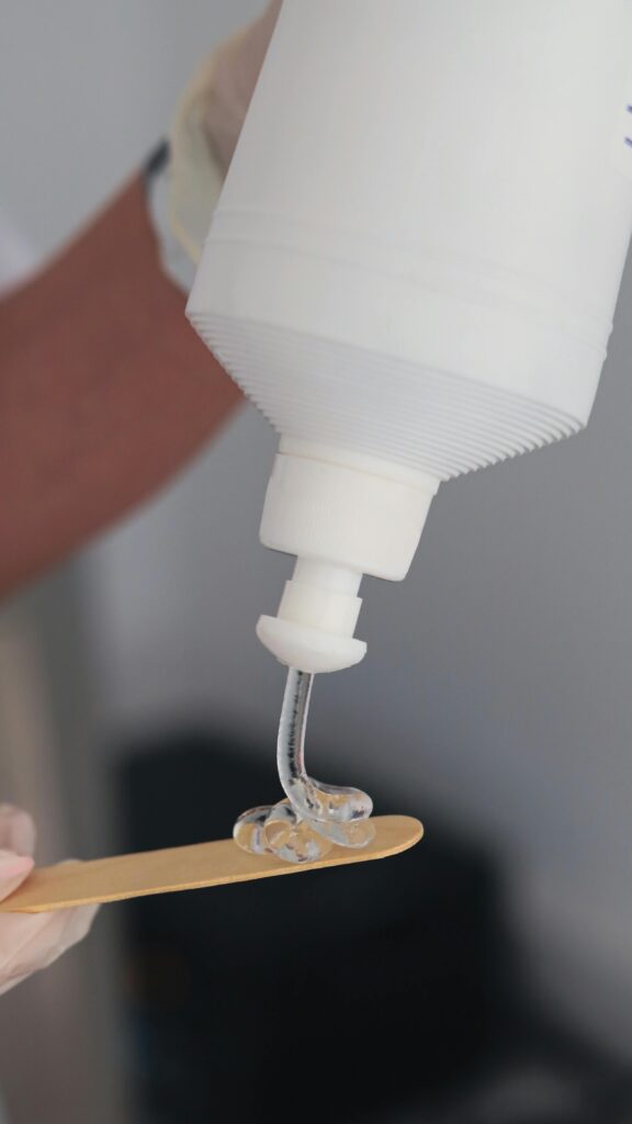 Dupla limpeza coreana com óleo e gel como preparo para o peeling