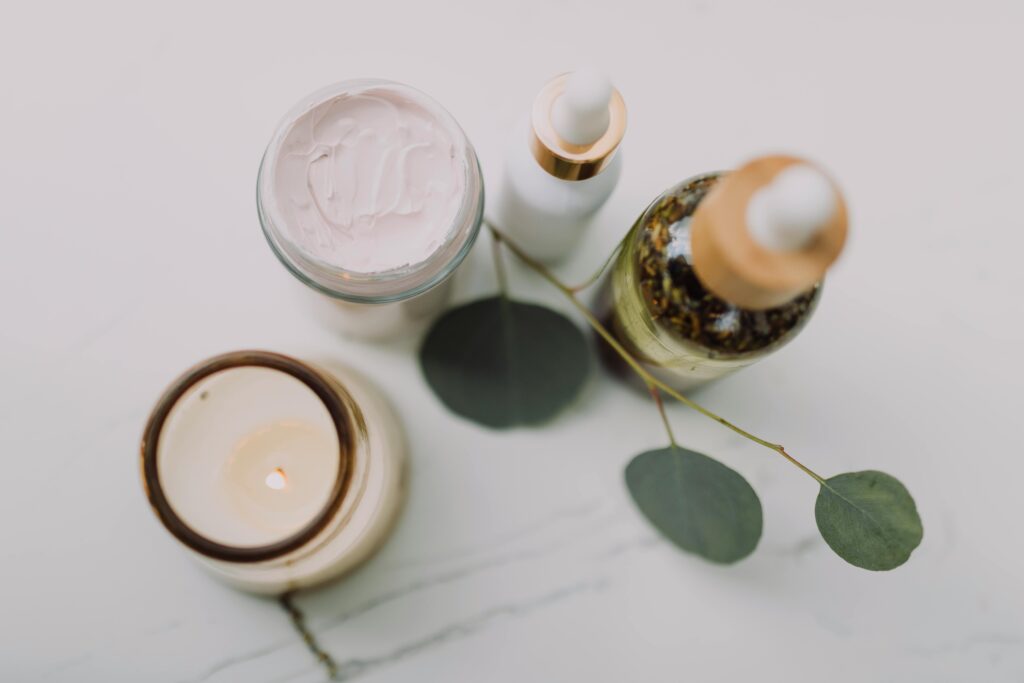 Produtos de K-beauty com peptídeos de cobre organizados em rotina noturna de skincare coreano