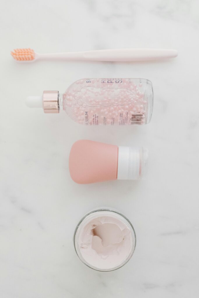 Passo a passo do skip care coreano com produtos organizados em ordem de aplicação na rotina de skincare