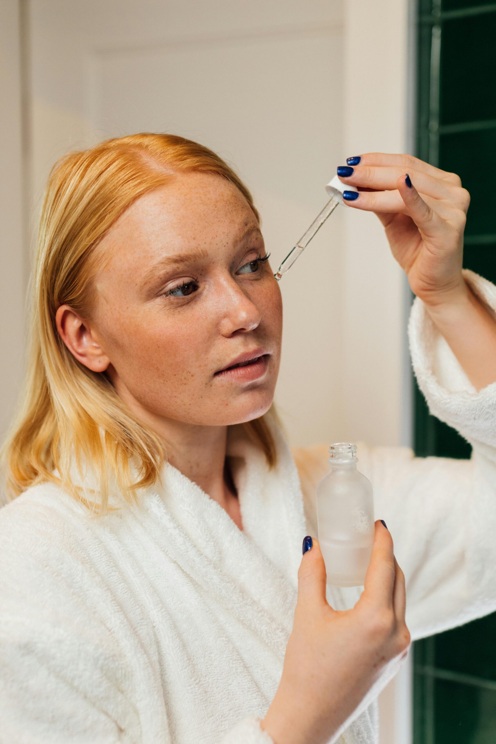 Mulher com pele luminosa e saudável seguindo rotina de skincare coreano