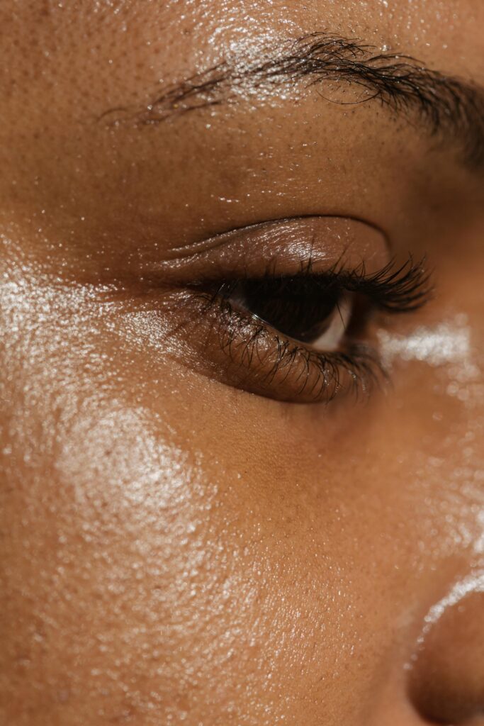 Close de pele hidratada e luminosa com efeito glass skin após uso de PDRN para pele na rotina k-beauty