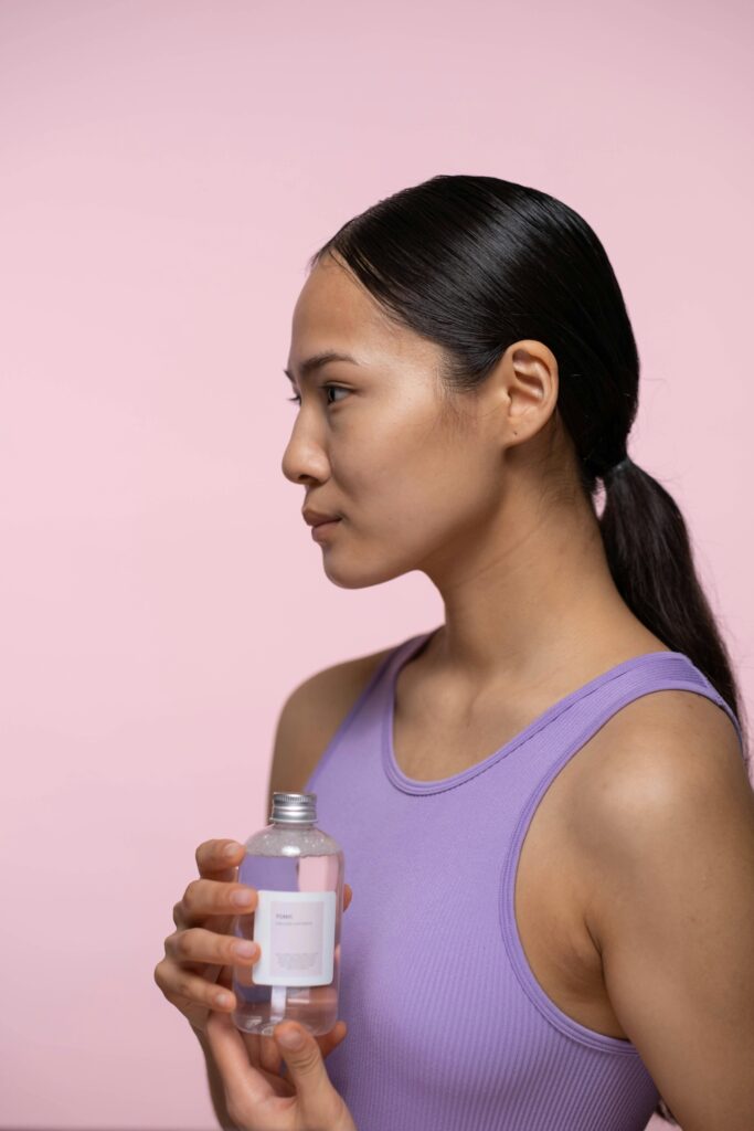 Pele feminina luminosa e limpa após rotina noturna de dupla limpeza facial coreana