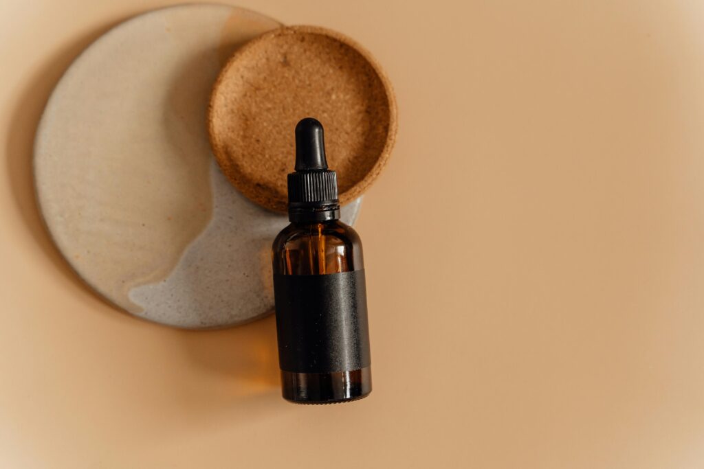 Sérum com peptídeos de cobre skincare GHK-Cu em frasco conta-gotas sobre bancada de skincare minimalista
