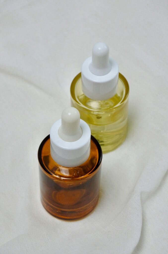 Produtos coreanos para dupla limpeza facial: óleo e gel limpador lado a lado