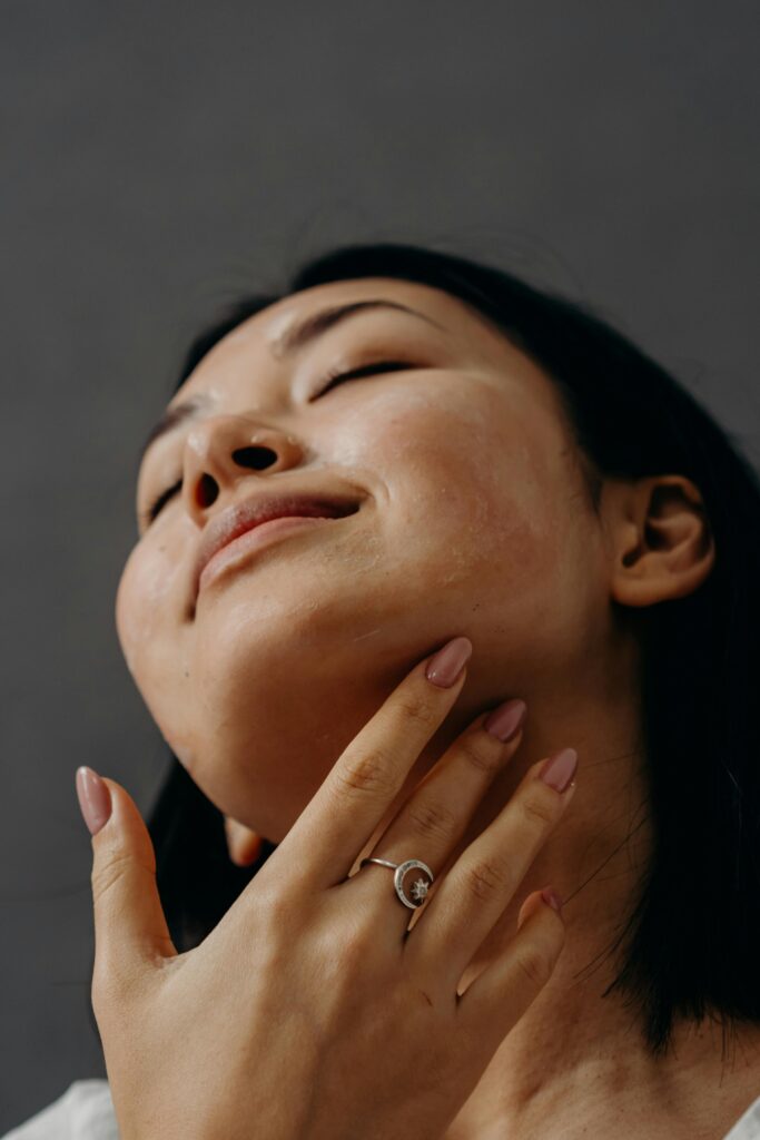 Passo a passo da dupla limpeza facial na rotina noturna de skincare coreano