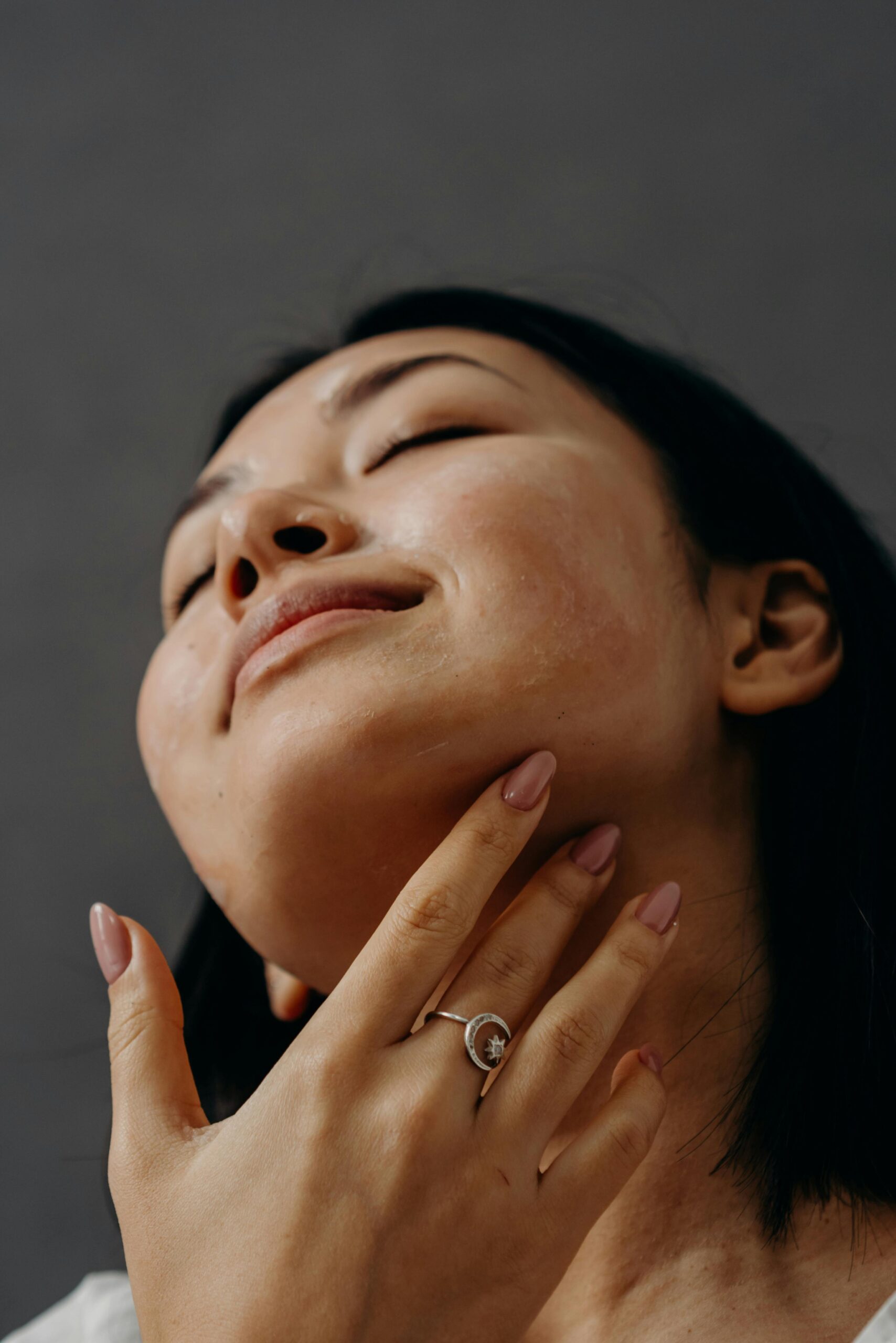 Passo a passo da dupla limpeza facial na rotina noturna de skincare coreano