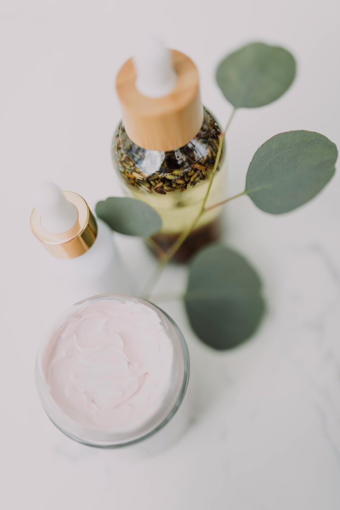 Rotina de skincare coreana com toner pad, sérum e hidratante sobre mesa branca