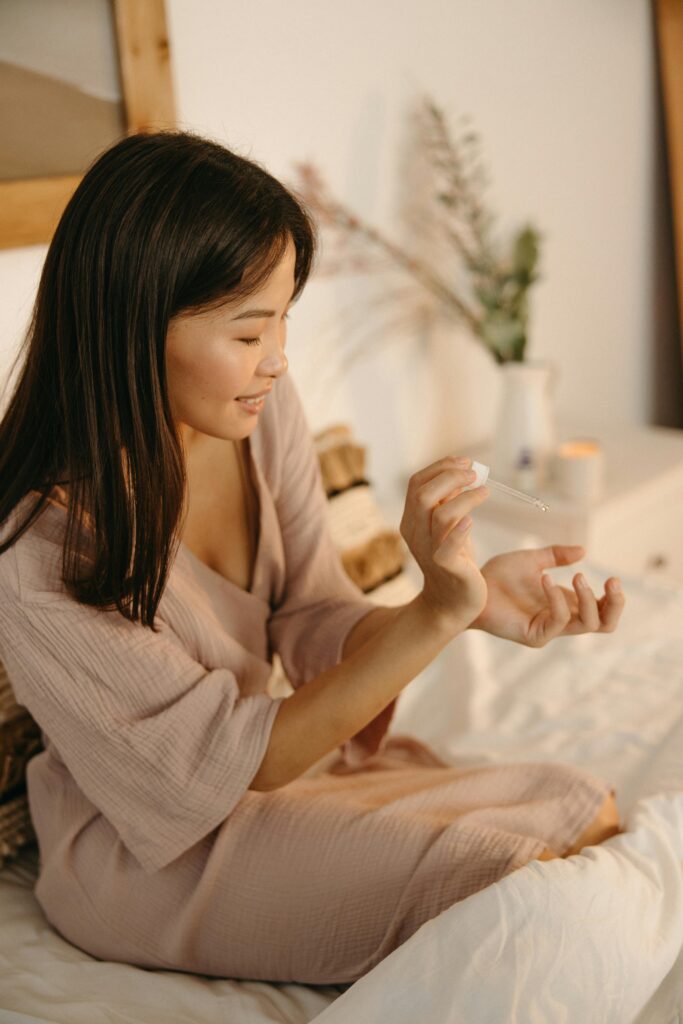 Rotina de skincare coreano noturna com sérum postbiótico fermentado