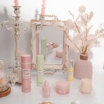 Skip care coreano: mesa com três produtos de skincare coreano organizados em rotina minimalista