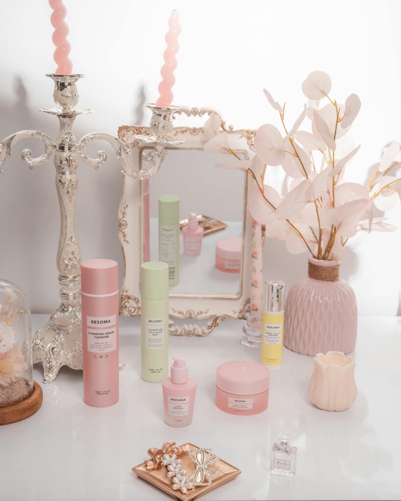 Skip care coreano: mesa com três produtos de skincare coreano organizados em rotina minimalista