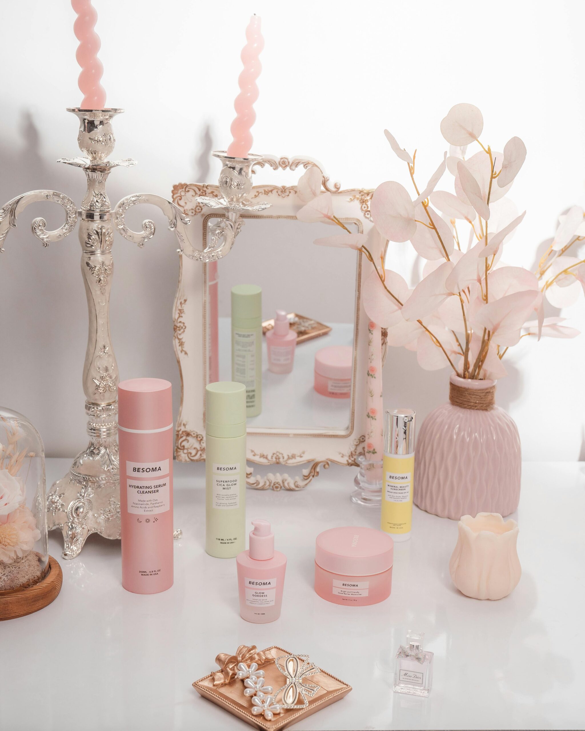 Skip care coreano: mesa com três produtos de skincare coreano organizados em rotina minimalista
